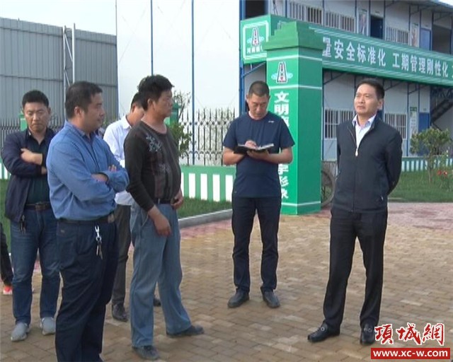 夏新明召开安置房建设工作现场会