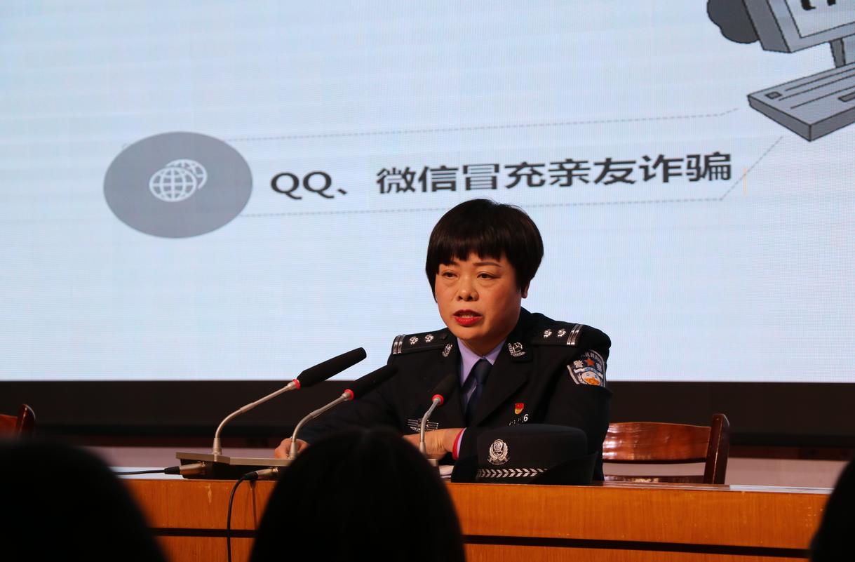 警官送法進校助力學生成長項城一高邀請韓莉警官為學生進行法制教育